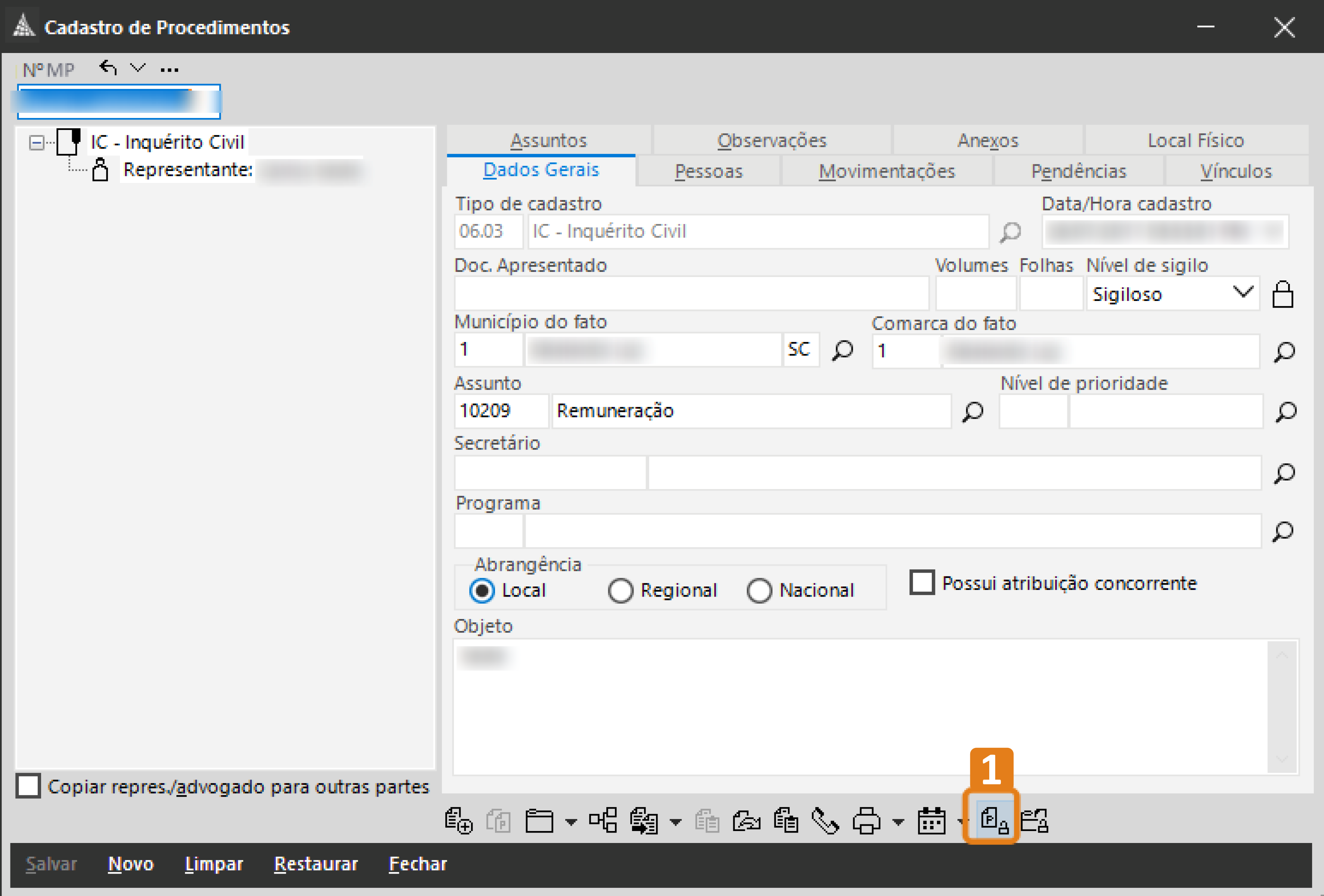 Tela do sistema SAJ na seção 'Cadastro de Procedimentos', com várias abas e campos para preenchimento. No canto inferior direito, há um ícone destacado em laranja com o número 1, que representa a opção 'Gerar senha para acesso ao cadastro via web'