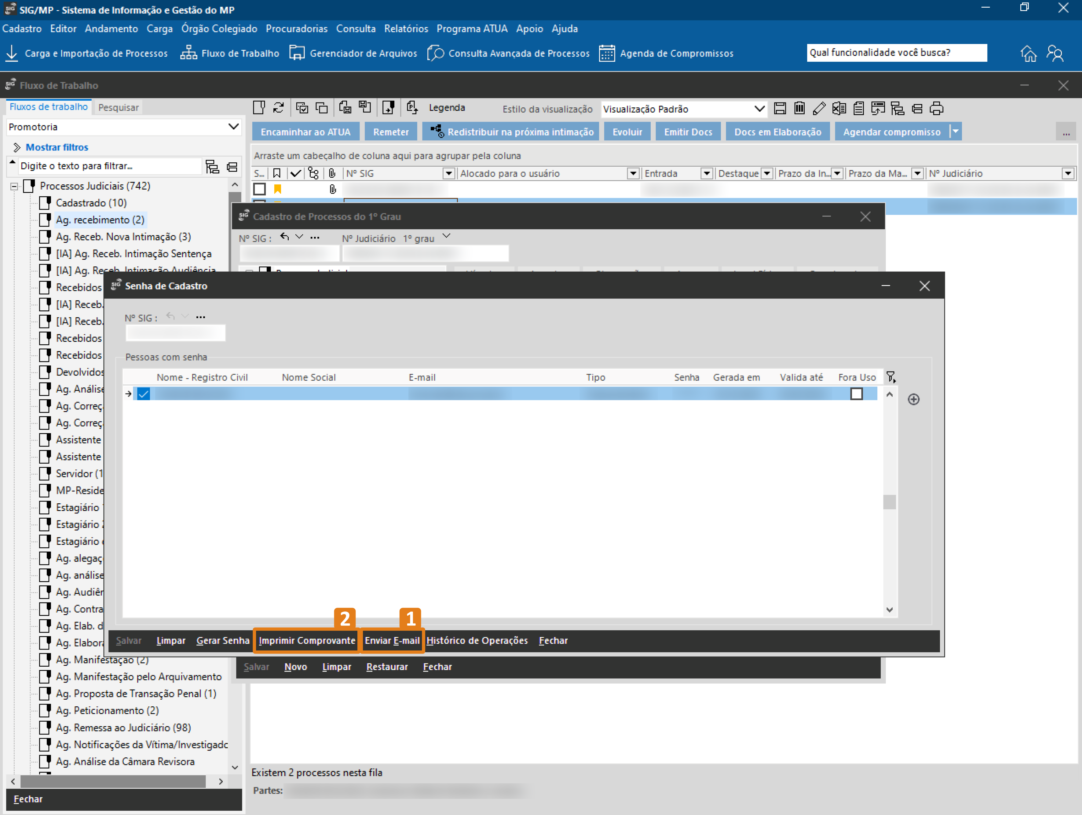 Tela do Sistema de Informação e Gestão do MP com janela sobreposta intitulada 'Senhas de Cadastro'. Na parte inferior da janela, dois botões destacados em laranja: 'Enviar E-mail' (botão 1) e 'Imprimir Comprovante' (botão 2).