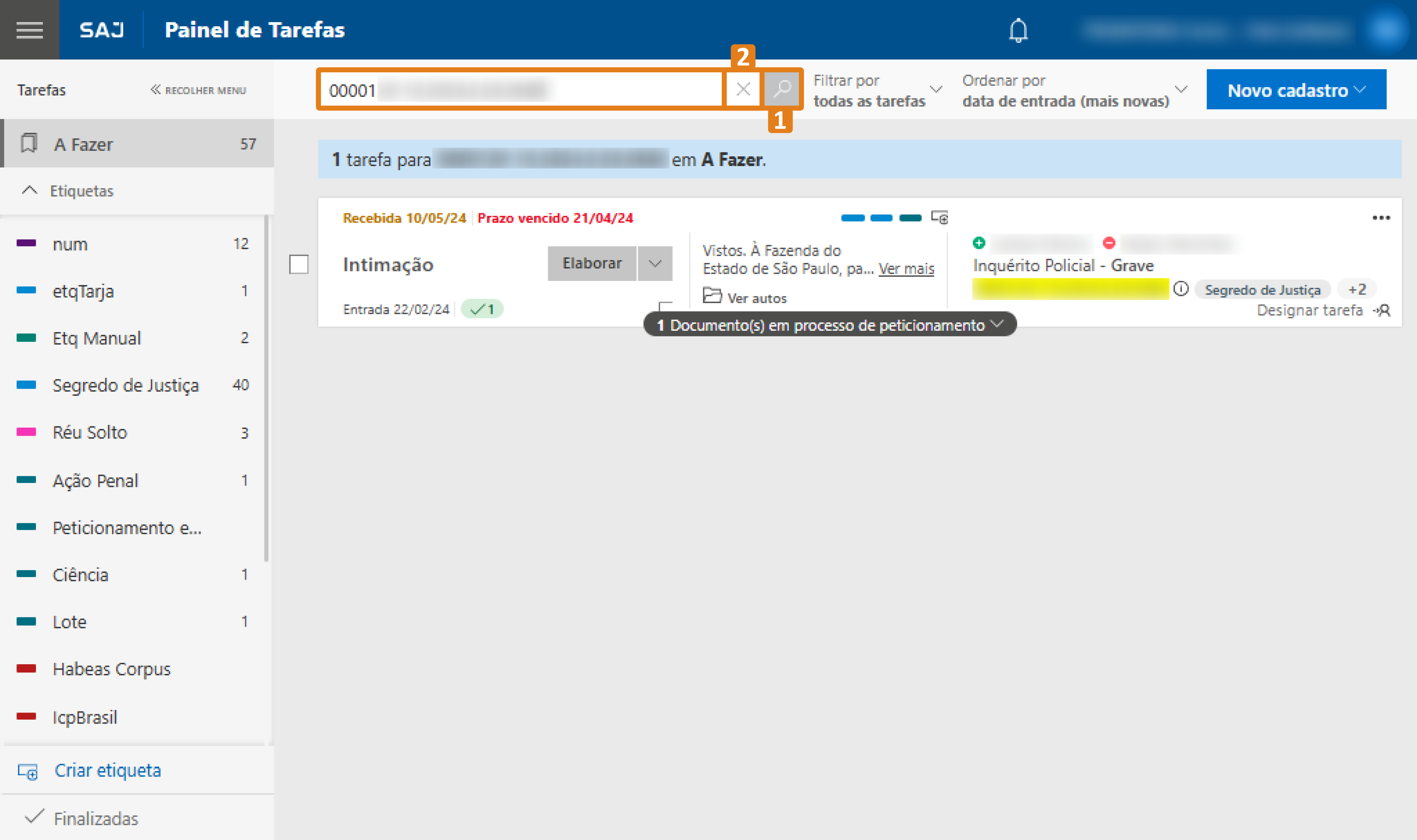 Painel do SAJ com barra de pesquisa destacada em laranja no topo. Lista de tarefas abaixo e menu lateral com etiquetas