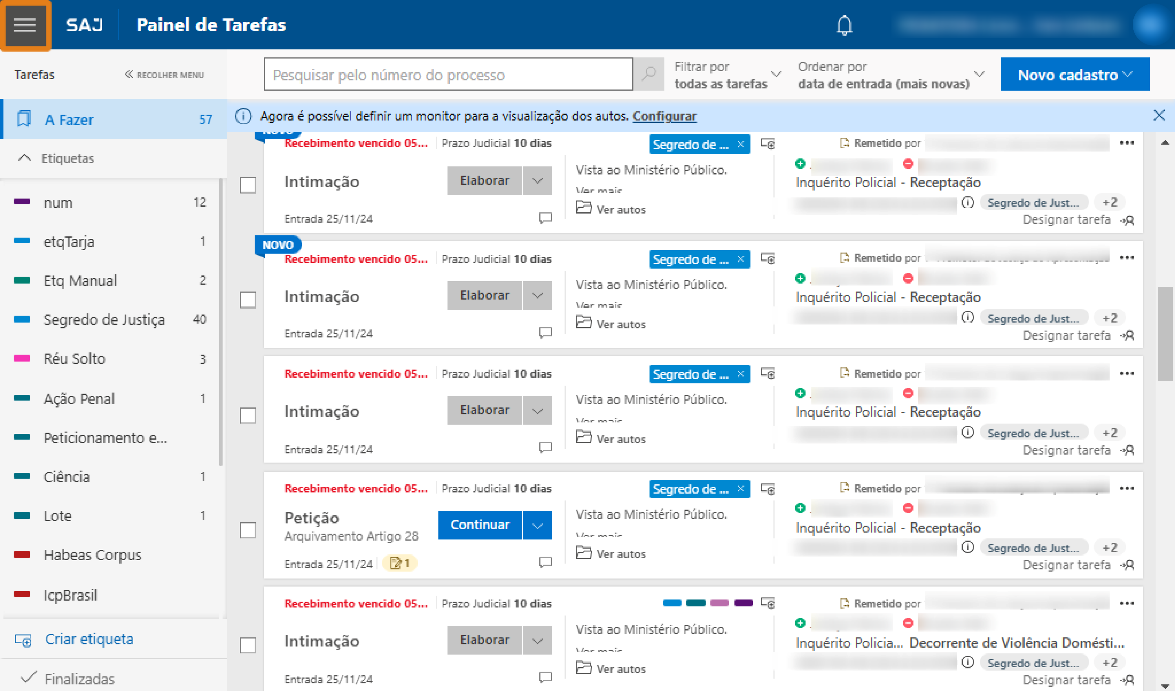 Interface do sistema SAJ exibindo o Painel de Tarefas com lista de processos e colunas de prazo e ações. Ícone de menu destacado em laranja no canto superior esquerdo.
