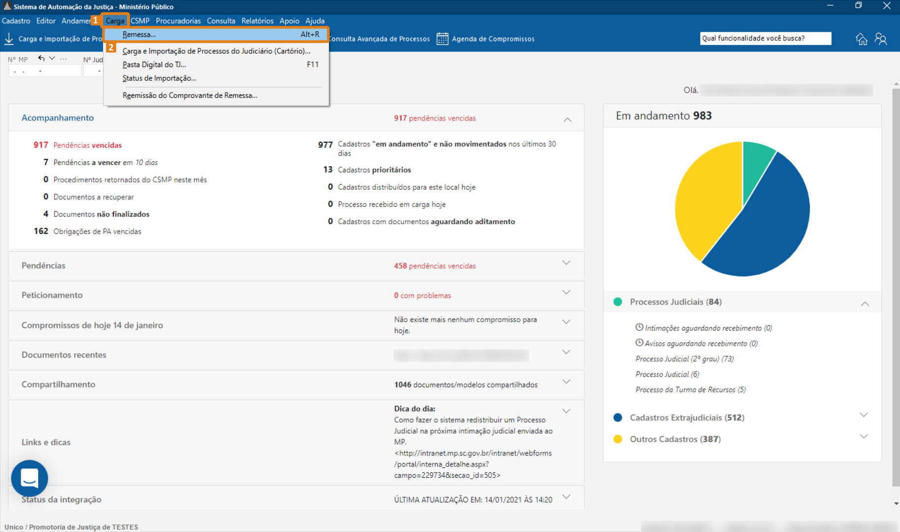 Painel do SAJ com menu superior e listas de pendências. Destaque no menu 'Carga', opção 'Remessa'