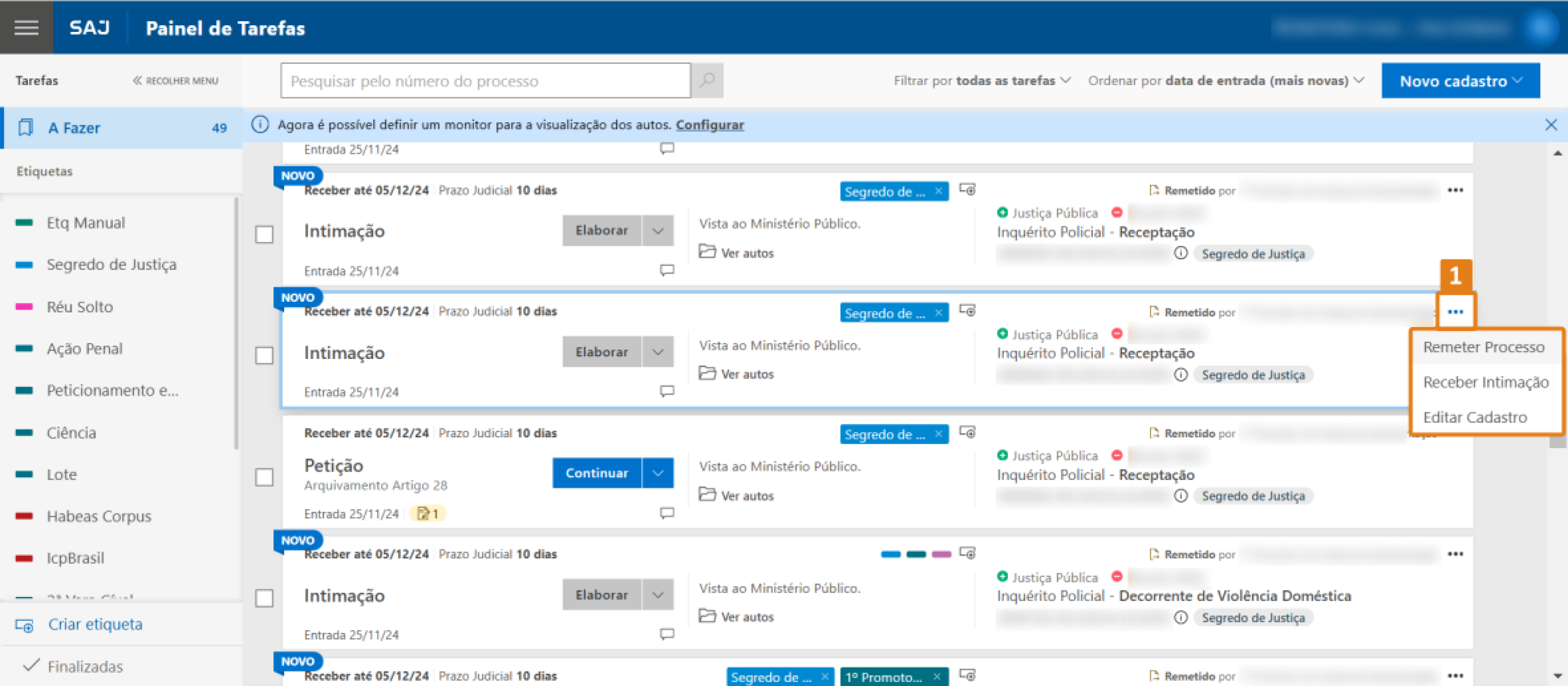 Painel de tarefas do SAJ com lista de processos. Destaque em laranja no menu à direita com opções: Remeter Processo, Receber Intimação e Editar Cadastro.