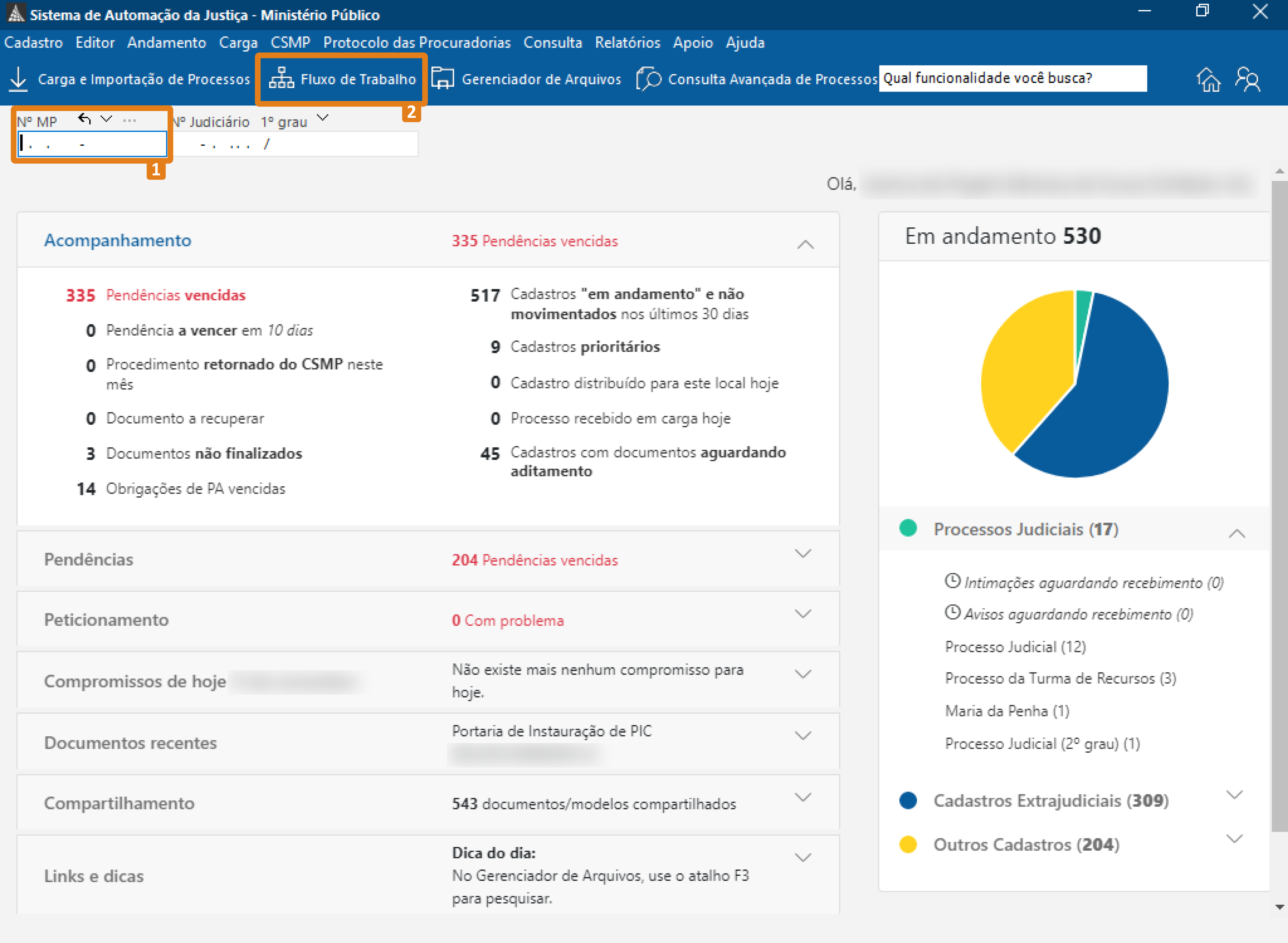 Tela do Sistema de Automação da Justiça com painel de acompanhamento de processos. Dois destaques em laranja: campo para número do MP e botão “Fluxo de Trabalho”. À esquerda, indicadores de pendências; à direita, gráfico com processos em andamento.