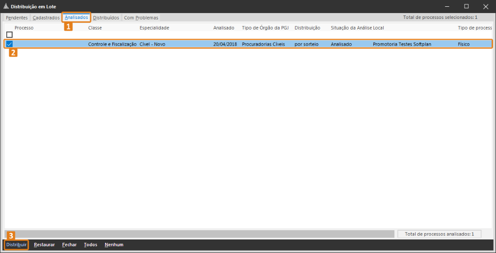 Tela do sistema SAJ na funcionalidade “Distribuição em Lote”. Destaques em laranja: aba “Analisados”, linha com processo selecionado e botão “Distribuir”.