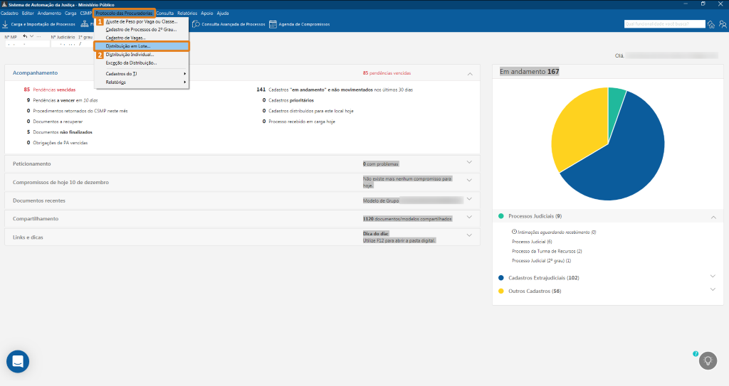 Tela do sistema SAJ com menu suspenso aberto. Destaques em laranja: “Protocolo dos Procuradores” e “Distribuição Individual”