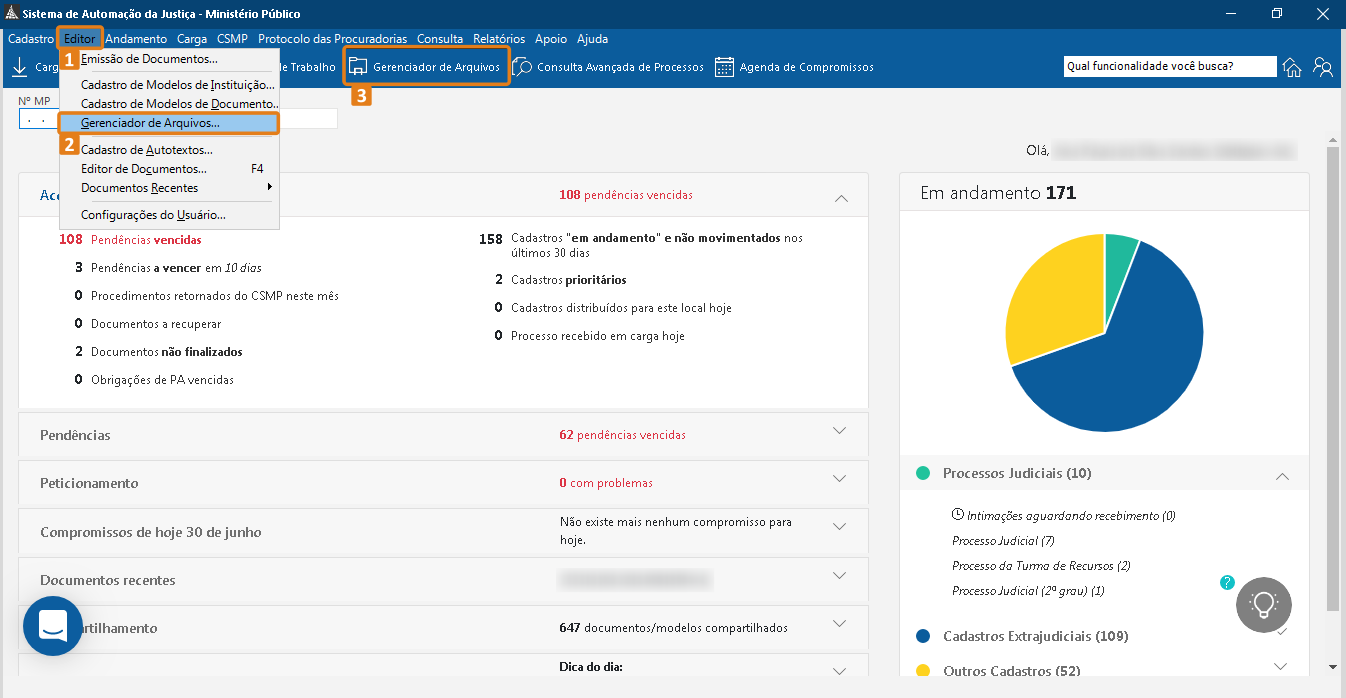 Tela inicial do sistema SAJ com menu suspenso aberto. Destaques em laranja: aba “Editor”, opção “Gerenciador de Arquivos” e atalho correspondente na barra de ferramentas.