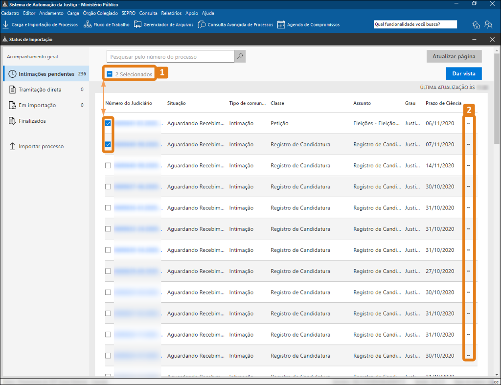  Tela do SAJ na área de Status de Importação. Na parte superior da lista, o destaque em laranja indica “2 Selecionados”. À esquerda da lista, outro destaque marca as caixas de seleção escolhidas. À direita, um terceiro destaque realça a coluna de ações dos itens selecionados.