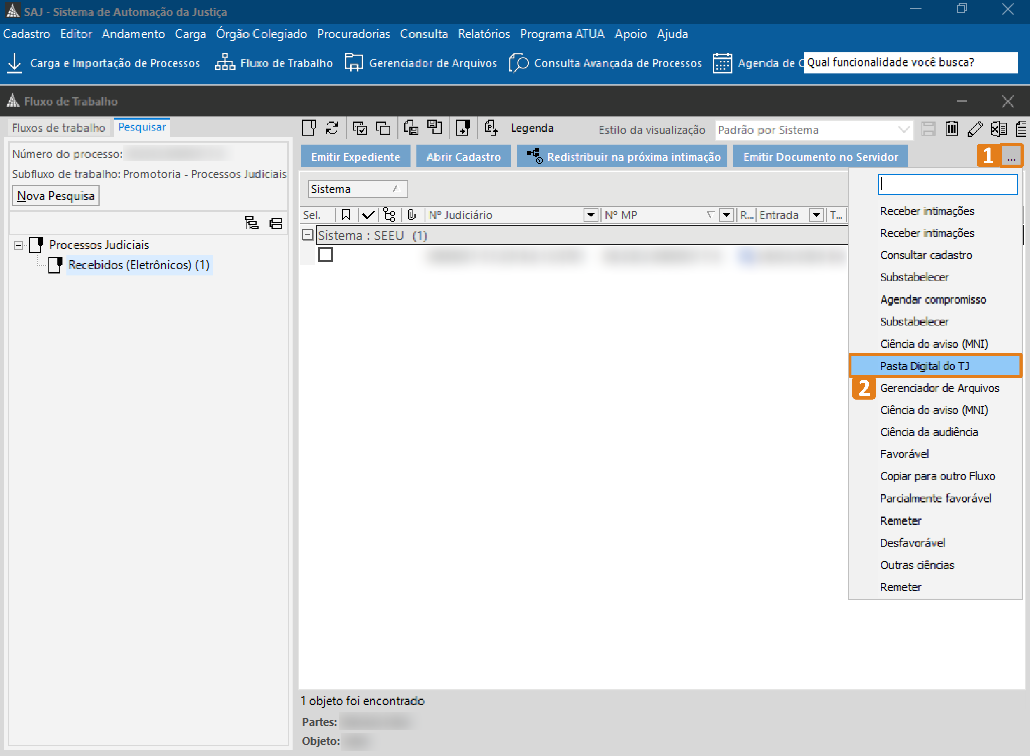 No SAJ, o menu de ações está aberto com dois itens em laranja: o botão que abre o menu (1) e a opção “Pasta Digital do 1º” (2). A lista de processos aparece à esquerda e um processo é exibido ao centro.