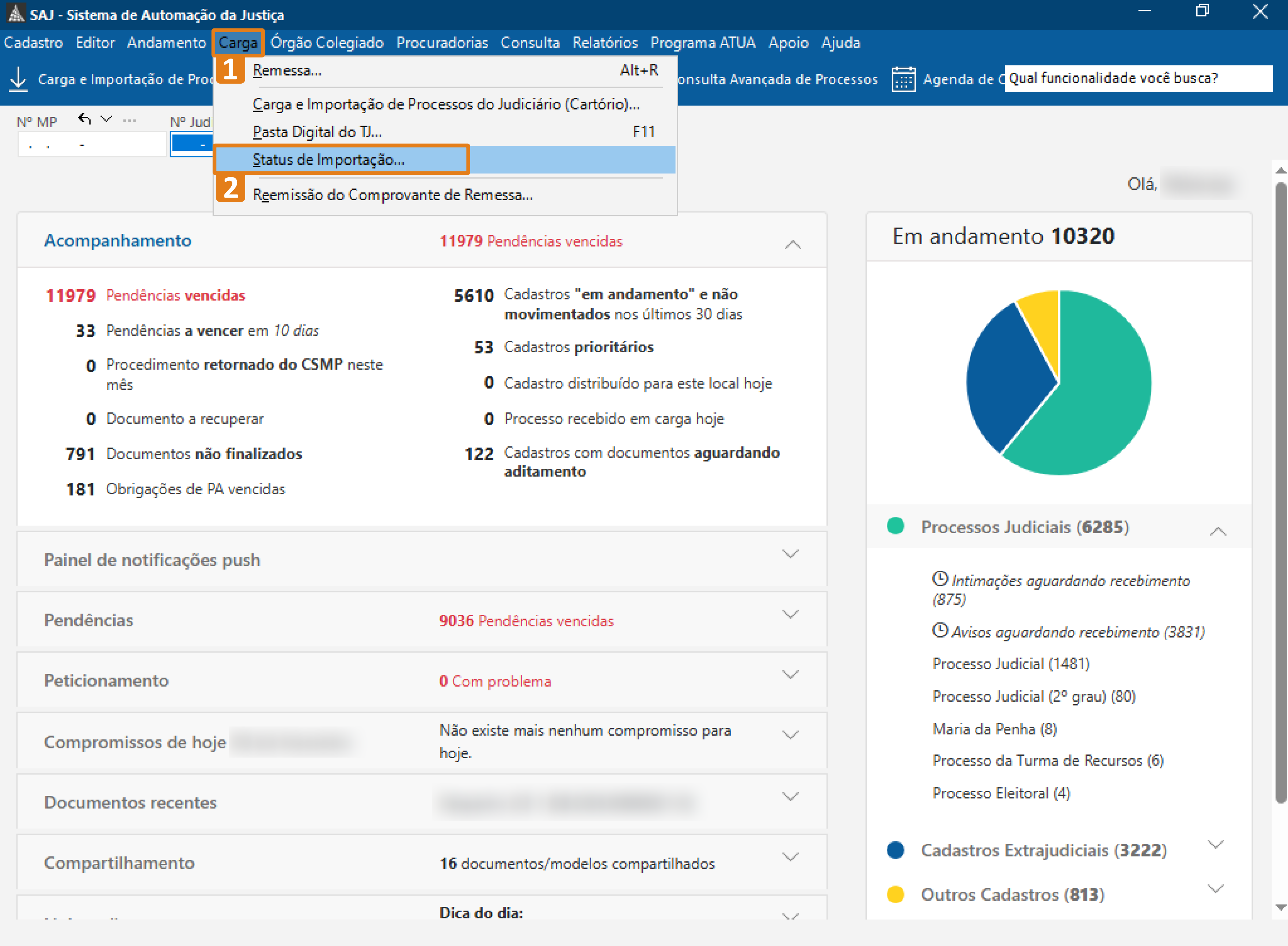 No SAJ, o menu Carga está aberto com duas opções destacadas em laranja: o item superior (1) e a opção “Status de Importação” (2). A tela principal exibe painéis de pendências e um gráfico com a distribuição dos processos em andamento.